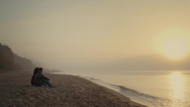 Junge Frau und Mann verbringen Urlaub am Meer. Paar hat Date am Strand — Stockvideo