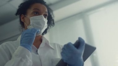 Hekim hastaya tablet kullanarak danışmanlık yapıyor. Doktor pedde çalışıyor..