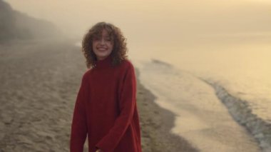 Neşeli kız sahilde eğleniyor. Mutlu kadın deniz kenarında yürüyor