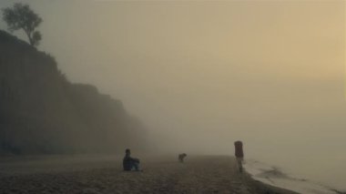 Mutlu çift plajda tatil yapıyor. Deniz kıyısında koşan neşeli kadın