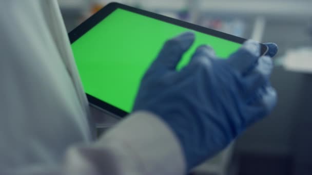 Nurse holding mockup digital tablet closeup. Doctor touching green screen laptop — Vídeo de Stock