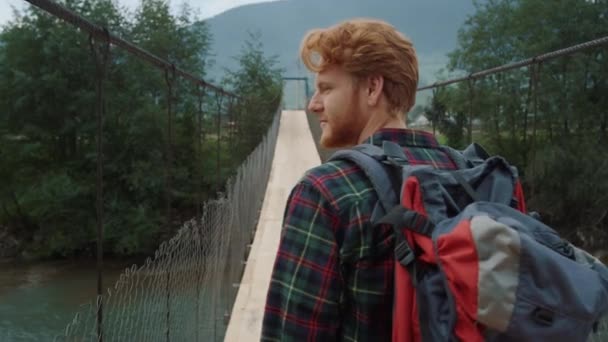 Touriste appréciant les montagnes paysage. Happy traveler porter un sac à dos sur l'auto-stop. — Video