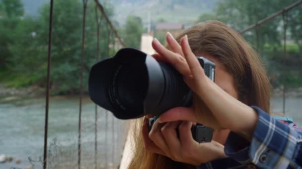 Photographer shooting mountains nature landscape. Woman taking photos on camera. — Stockvideo
