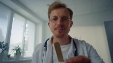 Pov video doktoru klinikte hasta muayenesini tamamlıyor. Birinci kişi görünümü.