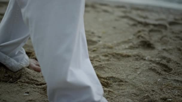 人的脚踩在沙滩上的特写。赤脚运动员在海滩上的训练. — 图库视频影像