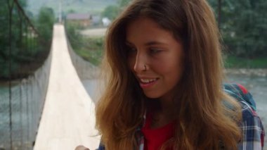 Otostopçu kadın, doğa orman manzarasında dijital kamera kullanarak fotoğraf çekiyor..