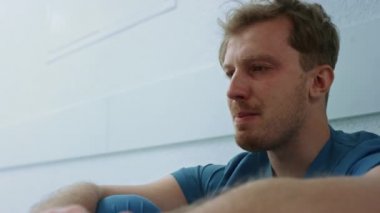 Kötü bir günden sonra ağlayan doktor koridoru kapatıyor. Doktor koridorda dinleniyor..