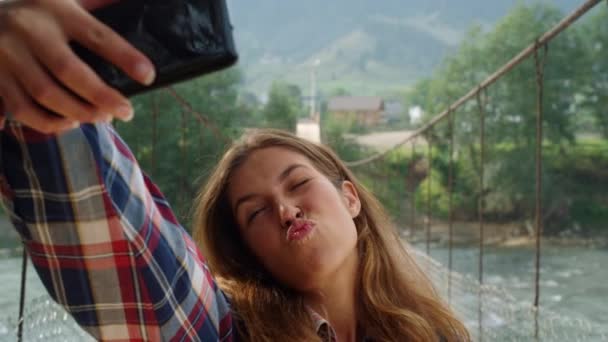 Femme touriste prendre selfie en utilisant le téléphone mobile à la montagne fond de la nature. — Video
