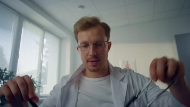 현대 의학 포 브 비디오에서 청진기를 끼고 환자의 폐를 확인하는 의사의 모습. — 비디오