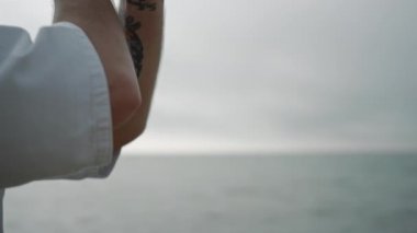 Karate antrenman dövüşü kollarını sallayarak yapılır. Güçlü sporcu eğitimi..