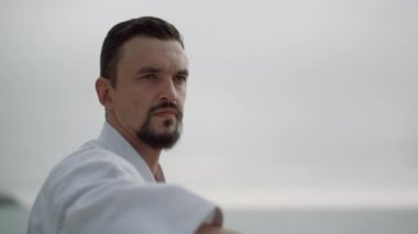 Atletik adam kasvetli bir gün geçiriyor. Dövüş sanatları ustası..