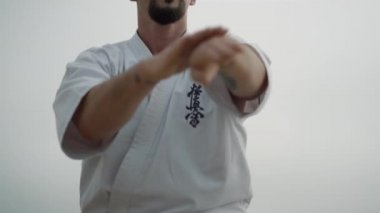 Kumsalda karate yapan sporcu adam. Yaklaş. Dövüş sanatları eğitimi..