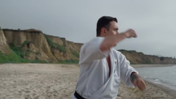 Karate fighter ćwiczenia na świeżym powietrzu zbliżenie. Mężczyzna trening walki ćwiczenia. — Wideo stockowe