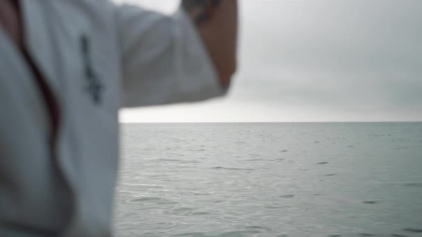 Atleta desconocido aprendiendo la técnica de karate de cerca. Hombre entrenamiento verano mañana. — Vídeos de Stock