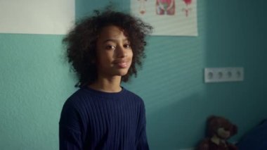 Modern klinikte oturan gülümseyen Afrikalı kız portresi. Çocuk doktoru ziyaret ediyor.