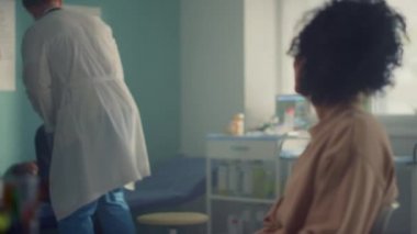 Anne huzurundayken çocuk doktoru danışmanlığı yapan genç bir kız. Çocuğu muayene eden doktor..