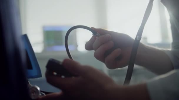 Ręce lekarza zmierzyć ciśnienie krwi z tonometrem nieznany pacjent zbliżenie. — Wideo stockowe