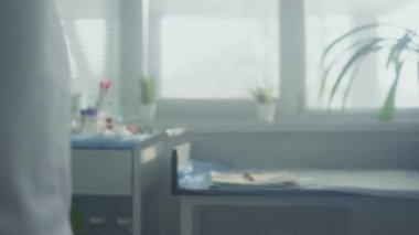 Doktor eller steteskop kullanıyor. Kız ciğerleri kapalı. Tıbbi muayene