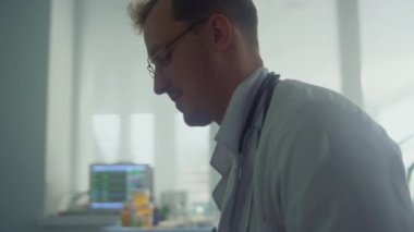 Doktor, klinikte kız sağlığı şikayetleri olduğunu söyledi. Doktor danışmanlığı 