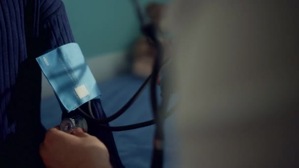 Le mani del medico preparano il tonometro per misurare la pressione del paziente bambino da vicino. — Video Stock