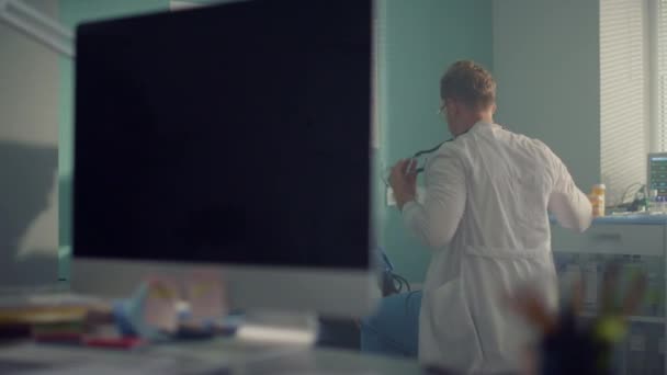 Mother watching daughter medical examination in hospital. Family visit doctor. — Stock video