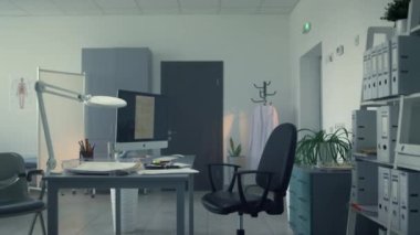 Sağlık kliniğindeki doktor kabinesi çok şık. İş yeri tıbbı uzmanı