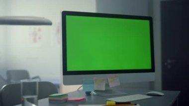 Bilgisayar monitörü, doktor masasını kapatmış. Boş teknolojik işyeri