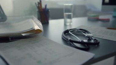 Klinikteki modern doktor masaüstünü kapatın. Hastanede teknolojik işyeri.