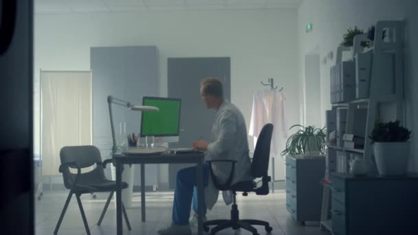 Chroma键屏幕医生电脑在线咨询.正在工作的治疗师 — 图库视频影像