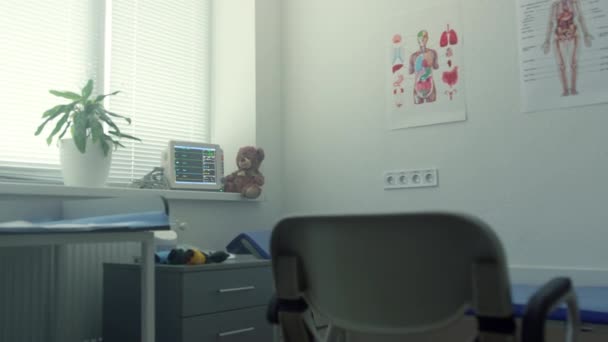 Nowoczesne wnętrze gabinetu lekarskiego bez nikogo. Przytulne wnętrze dla dziecka pacjenta — Wideo stockowe