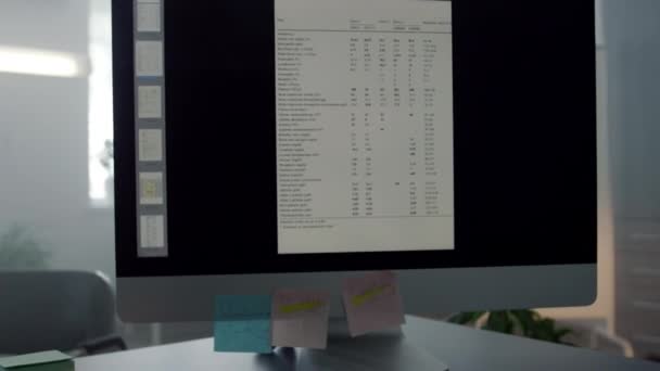 作業机の上の医師のコンピュータ画面を閉じるを表示します。現代の医者の職場. — ストック動画