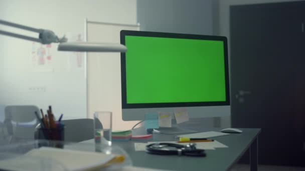 Зелений екран лікар комп'ютер на столі клініки крупним планом. Технології в охороні здоров'я . — стокове відео