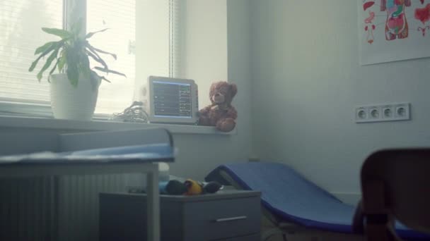 Zbliżenie gabinetu pediatry. Wygodne miejsce pracy lekarza w klinice — Wideo stockowe