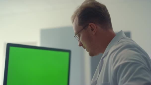 Therapist working mockup screen computer checking patient lungs x-ray close up. — Video Stock