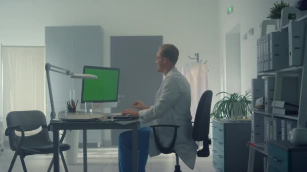 Tela verde computador moderno no consultório médico. Trabalho médico usando tecnologia. — Vídeo de Stock