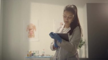 Doktor klinikteki yaşlı adamı tablet muayenesinde kullanıyor. Kadın danışman hasta.