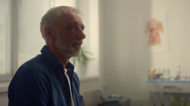 Klinikte kardiyologu ziyaret eden kıdemli bir adam. Kadın doktor nabzını kontrol ediyor