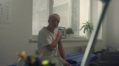 Doktor, hastanede aşılandıktan sonra kıdemli hastaya danışmanlık yapıyor.