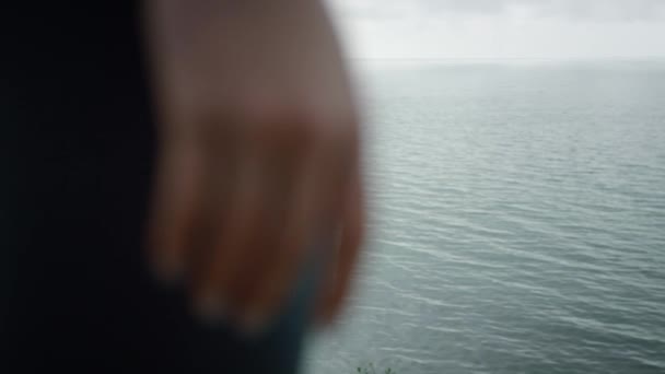 Closeup fit woman hand on calm sea view. Girl standing hill on morning. — Stock video