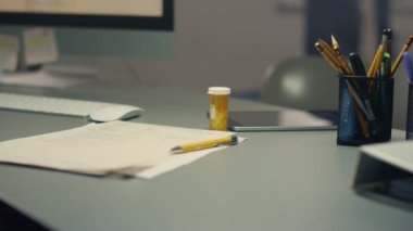 Doktor modern işyerine bakın. Kadın terapist kıdemli hastayı kontrol ediyor..