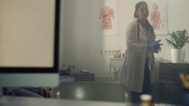 Kadın doktor hastanede yaşlılara bağışıklık kazandırıyor. Terapist işyeri.