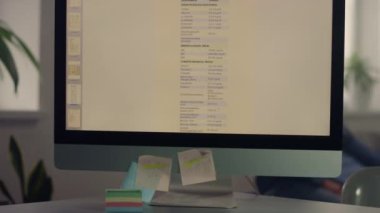 Hastanedeki kıdemli hasta muayene oluyor. Doktor basıncı kontrol ediyor.