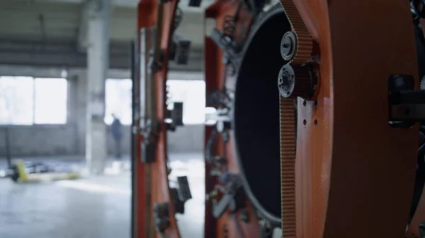 在技术作坊移动的自动化机器人轮胎制造机构 — 图库照片