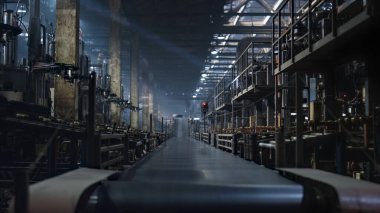 Lastik atölyesi taşıma bandı endüstriyel fabrikada yeni lastik üretimi yapıyor