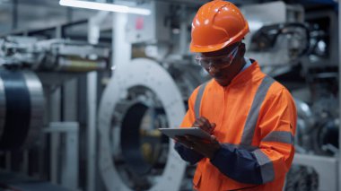 Makine fabrikasında alet kullanan bir uzman. Denetleyici iş projesi