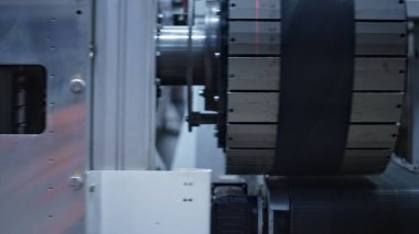 Otomobil lastiği üretim hattı ve fabrikada dönen lastik bant makinesi.