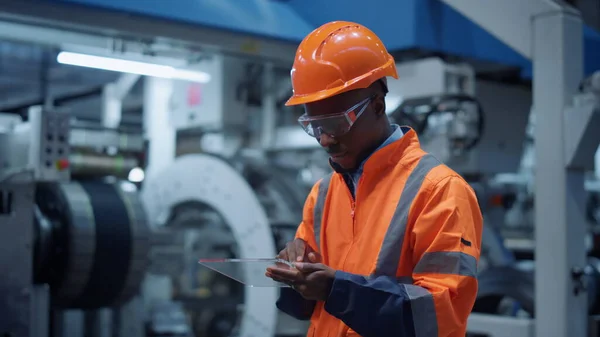 Ingeniero utilice tableta transparente en la planta de maquinaria. Concepto de supervisor de primer plano — Foto de Stock