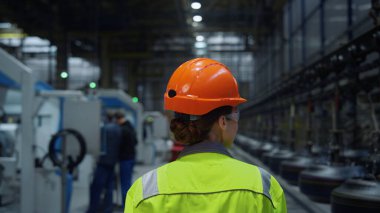 Arka manzara mekanik yürüme tesisi. Büyük endüstriyel üretim modern depo