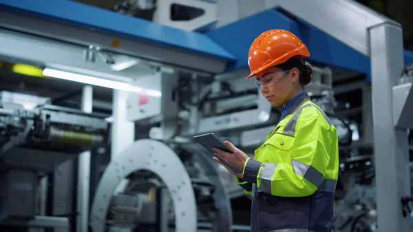 Pantalón industrial de tableta de trabajo Supervisor. Mujer ingeniero sonriendo fábrica moderna — Foto de Stock