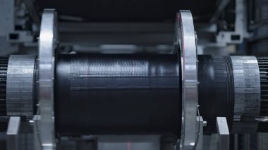 Otomatik robotik lastik üretim makinesi fabrikada siyah lastik bant üretiyor